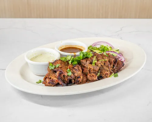 Beef Bihari with lemon, salad and sauces