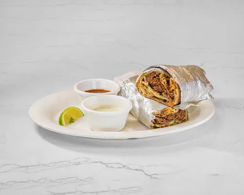 Beef Bihari with lemon, salad and sauces