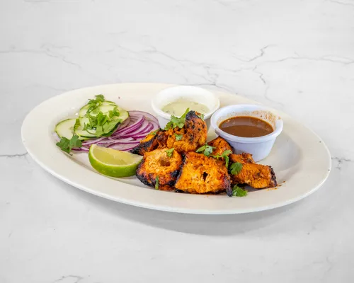 Chicken boti with onions, cucumber and sauces